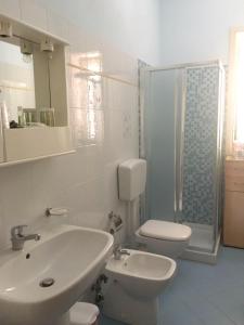 Ένα μπάνιο στο Charming Apartment in Pozzallo with Shared Pool, 65 m²