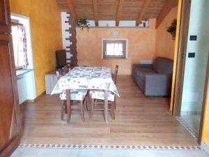 Zona de estar de One bedroom appartement with enclosed garden and wifi at Aymavilles 7 km away from the slopes