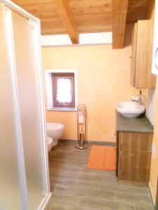 Un baño de One bedroom appartement with enclosed garden and wifi at Aymavilles 7 km away from the slopes
