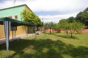 Vonkajšia záhrada v ubytovaní Spacious House with Garden in Touro – Family-Friendly