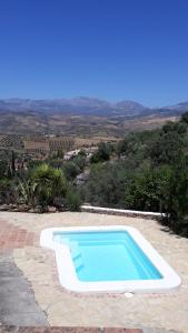 una piscina con vistas a las montañas en 3 bedrooms house with private pool enclosed garden and wifi at Los Romanes, en Benamargosa