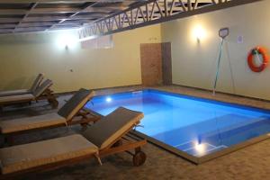 Bazén v ubytování One bedroom house with shared pool and wifi at Arcos da calheta nebo v jeho okolí