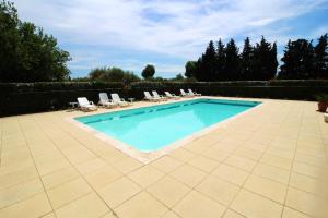 una piscina con tumbonas y una piscina en Maison de 2 chambres avec piscine partagee jardin clos et wifi a Monteux, en Monteux
