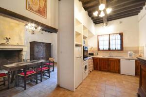 a kitchen with a table and a dining room at Charmante maison en Camargue avec piscine partagée in Saintes-Maries-de-la-Mer
