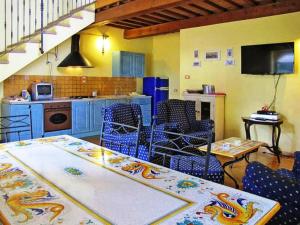 Foto da galeria de 4 bedrooms house with shared pool furnished garden and wifi at Ramazzano Le Pulci em Ramazzano