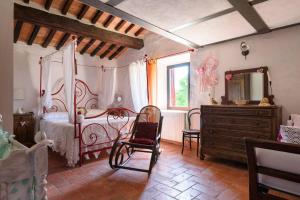 Ένα ή περισσότερα κρεβάτια σε δωμάτιο στο Charming House in Trequanda + Pool +68 φωτογραφίες