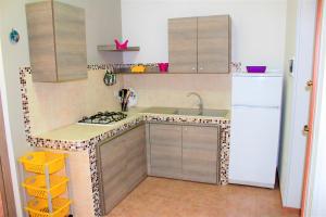 Una cocina o zona de cocina en 2 bedrooms house at Torre San Giovanni 700 m away from the beach with enclosed garden and wifi