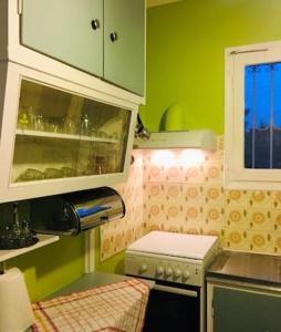 Kuhinja ili čajna kuhinja u objektu 2 bedrooms appartement with enclosed garden and wifi at Dilesi