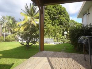 un porche con vistas a un patio en Studio avec piscine partagee jardin clos et wifi a Sainte Anne a 5 km de la plage, en Sainte-Anne