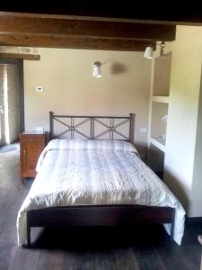 Giường trong phòng chung tại One bedroom appartement with shared pool and wifi at Montalto delle Marche