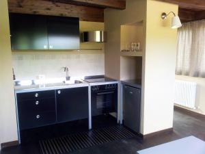Kuchyň nebo kuchyňský kout v ubytování One bedroom appartement with shared pool and wifi at Montalto delle Marche