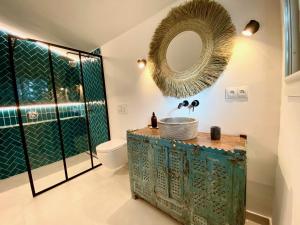 une salle de bain avec un lavabo et un miroir dans l'établissement Villa Reve de Sud, aux Issambres 22 autres photos