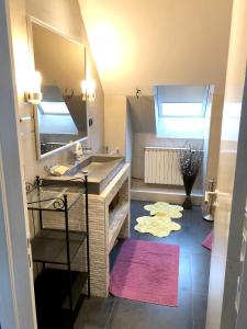 a bathroom with a sink and a mirror at Appartement cosy à Sannois de 110 m² avec jardin clôturé in Sannois +5 photos