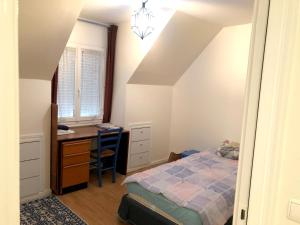 Cama o camas de una habitación en Appartement de 3 chambres avec jardin clos et wifi a Sannois