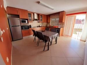 Køkken eller tekøkken på 4 bedrooms house with private pool and wifi at Aldeia dos Pinheiros