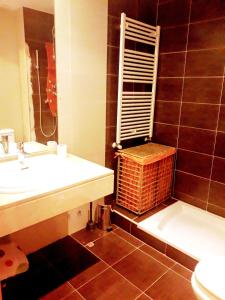 Bathroom sa 4 bedrooms house with enclosed garden and wifi at Rivas Vaciamadrid
