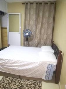 سرير أو أسرّة في غرفة في 2 bedrooms apartement with furnished balcony at Mahebourg 1 km away from the beach