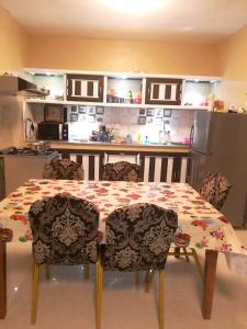 Restaurant o un lloc per menjar a 2 bedrooms apartement with furnished balcony at Mahebourg 1 km away from the beach