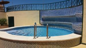 Bazén v ubytovaní Apartamento La Mezquita alebo v jeho blízkosti