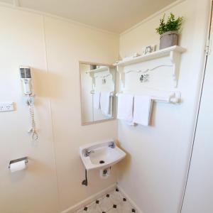 
A bathroom at Point Lonsdale Guest House
