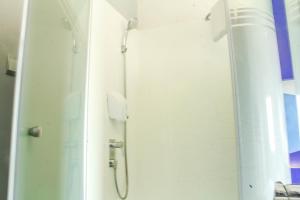 A bathroom at MD 7 Hotel Cirebon