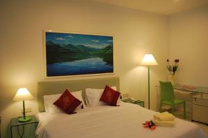 Postel nebo postele na pokoji v ubytování MCITI Suites + 37 fotografií