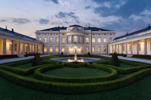 FehérvárcsurgóKárolyi Kastély Hotel & Restaurant的一座前面有花园的大楼