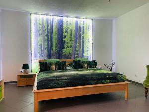 Tempat tidur dalam kamar di Limes Apartment -übernachten am Limes-