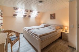 1 dormitorio con 1 cama en una habitación con ventanas en Ferienwohnung Pieper, en Werdum