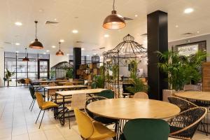 鲁瓦西昂法兰西宜必思巴黎戴高乐机场酒店的自助餐厅里有桌椅的餐厅
