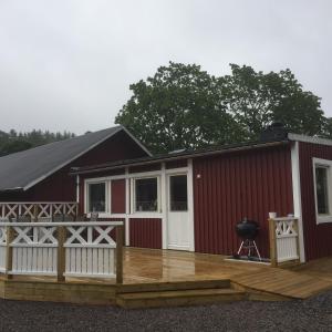 コールモーデンにあるBränntorps Gårdの赤い建物