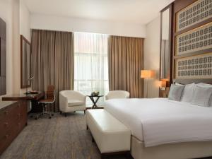 Een bed of bedden in een kamer bij dusitD2 Salwa Doha