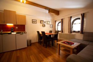 een keuken en een woonkamer met een tafel bij Essl in Filzmoos in Filzmoos