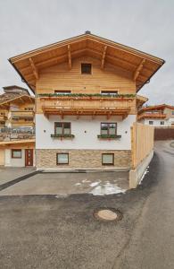 budynek z drewnianym dachem z oknami w obiekcie Holiday Lodge Fürst w Saalbach Hinterglemm