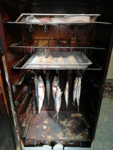 Un montón de peces están en un horno en Hotel Axat, en Axat