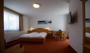 een hotelkamer met twee bedden en een tafel bij Essl in Filzmoos in Filzmoos