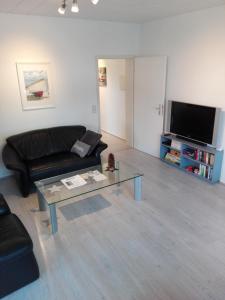 a living room with a couch and a coffee table at Ferienwohnung Elbe Diek in Stelle