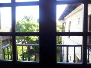 an open window looking out onto a yard at Parador de Santillana Gil Blas in Santillana del Mar