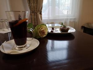 - une table avec une assiette de nourriture et une boisson dans l'établissement Orange Hotel, à Lviv