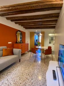 een woonkamer met een bank en een tafel bij 27@Rialto in Venetië