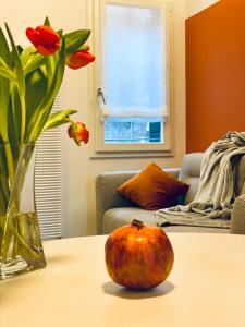 een vaas met tulpen en sinaasappelfruit op een tafel bij 27@Rialto in Venetië