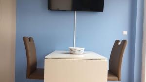 a table with two chairs and a tv on top at Die kleine Kajüte in Ueckeritz