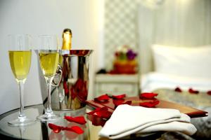 dos copas de vino en una mesa con rosas en Zhukov Inn, en Omsk