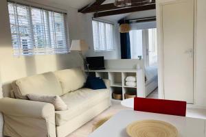 Area tempat duduk di Tiny house in tuin van de statige villa Mariahof