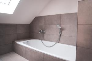 Wallertheim150 qm Maisonnette Wohnung R mit 4 Schlafzimmern und Galerie的带浴缸和淋浴的浴室 更多20张照片