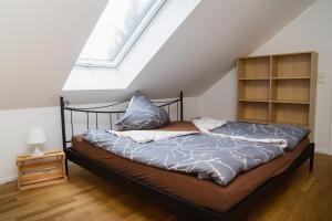 Wallertheim150 qm Maisonnette Wohnung R mit 4 Schlafzimmern und Galerie的有大窗户的房间里的一张床