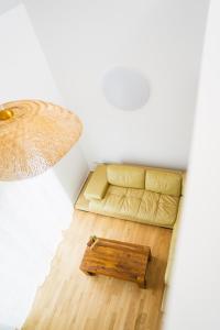 Wallertheim150 qm Maisonnette Wohnung R mit 4 Schlafzimmern und Galerie的带沙发和咖啡桌的客厅