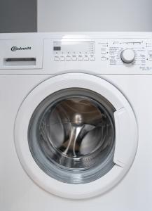 Wallertheim150 qm Maisonnette Wohnung R mit 4 Schlafzimmern und Galerie的白色洗衣机的特写
