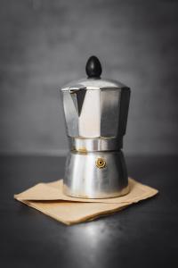 Wallertheim150 qm Maisonnette Wohnung R mit 4 Schlafzimmern und Galerie的咖啡壶,坐在餐巾上