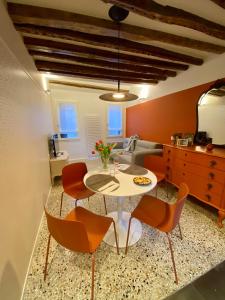 een keuken en woonkamer met een tafel en stoelen bij 27@Rialto in Venetië